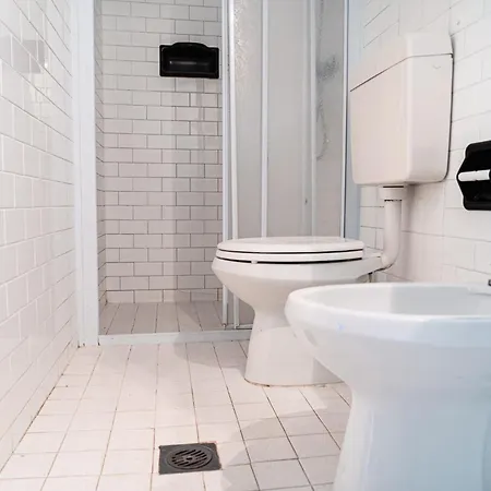 Side Sea View Flat For 6 Guests Near بيبيوني