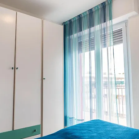 Side Sea View Flat For 6 Guests Near