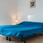 Side Sea View Flat For Six Near דירה *