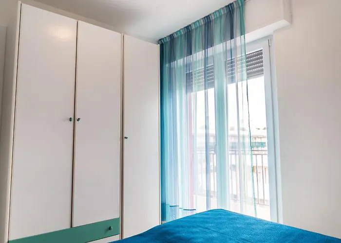 Side Sea View Flat For Six Near