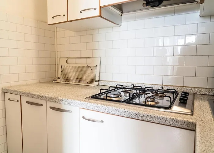 Side Sea View Flat For Six Near Апартаменты Бибионе